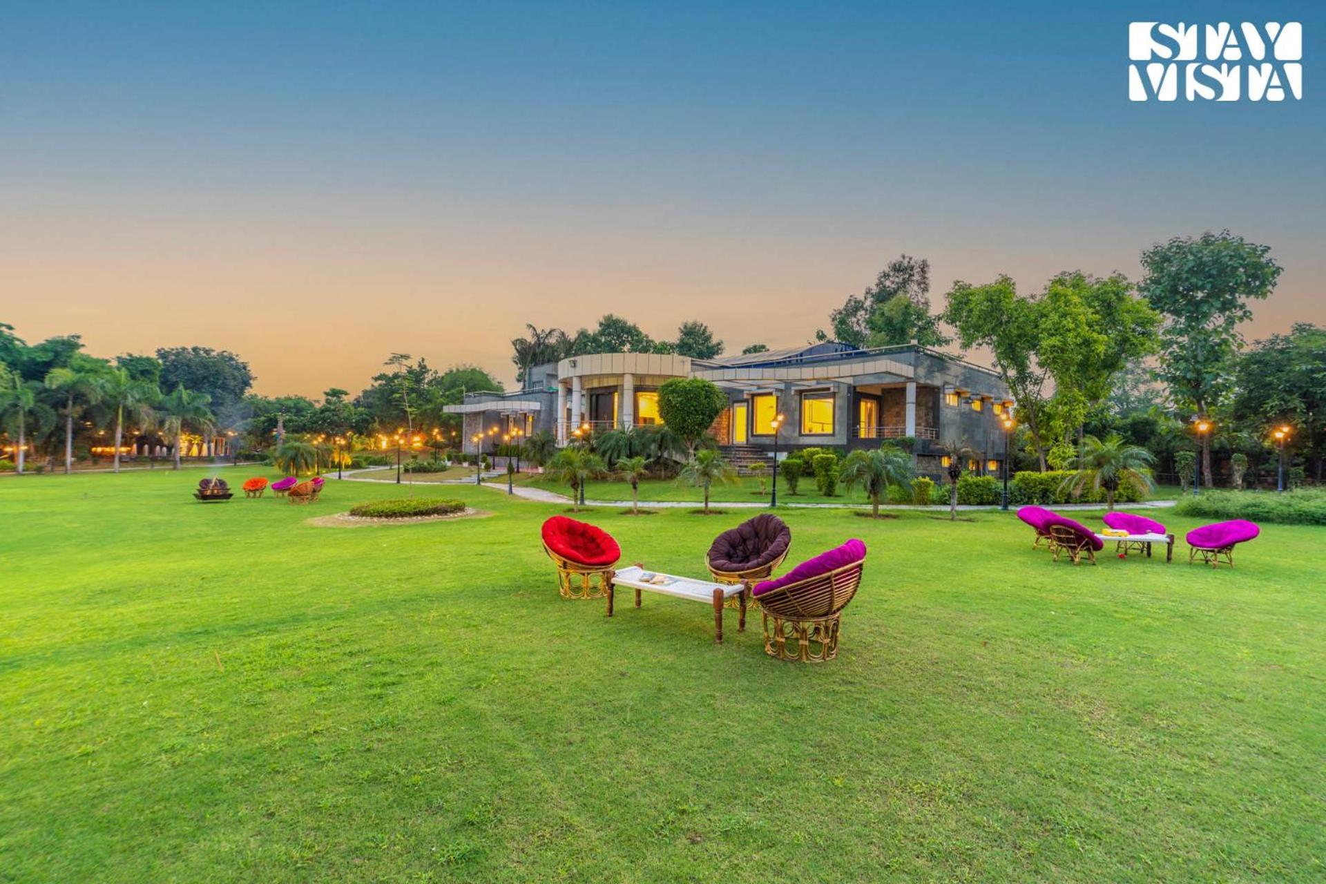Stayvista At Wandering Vines Indoor Pool 4Bhk Luxury Villa In Delhi Sohna Exterior photo