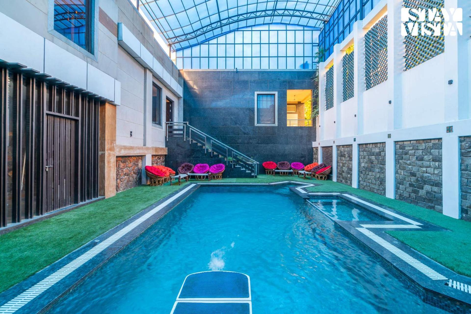 Stayvista At Wandering Vines Indoor Pool 4Bhk Luxury Villa In Delhi Sohna Exterior photo