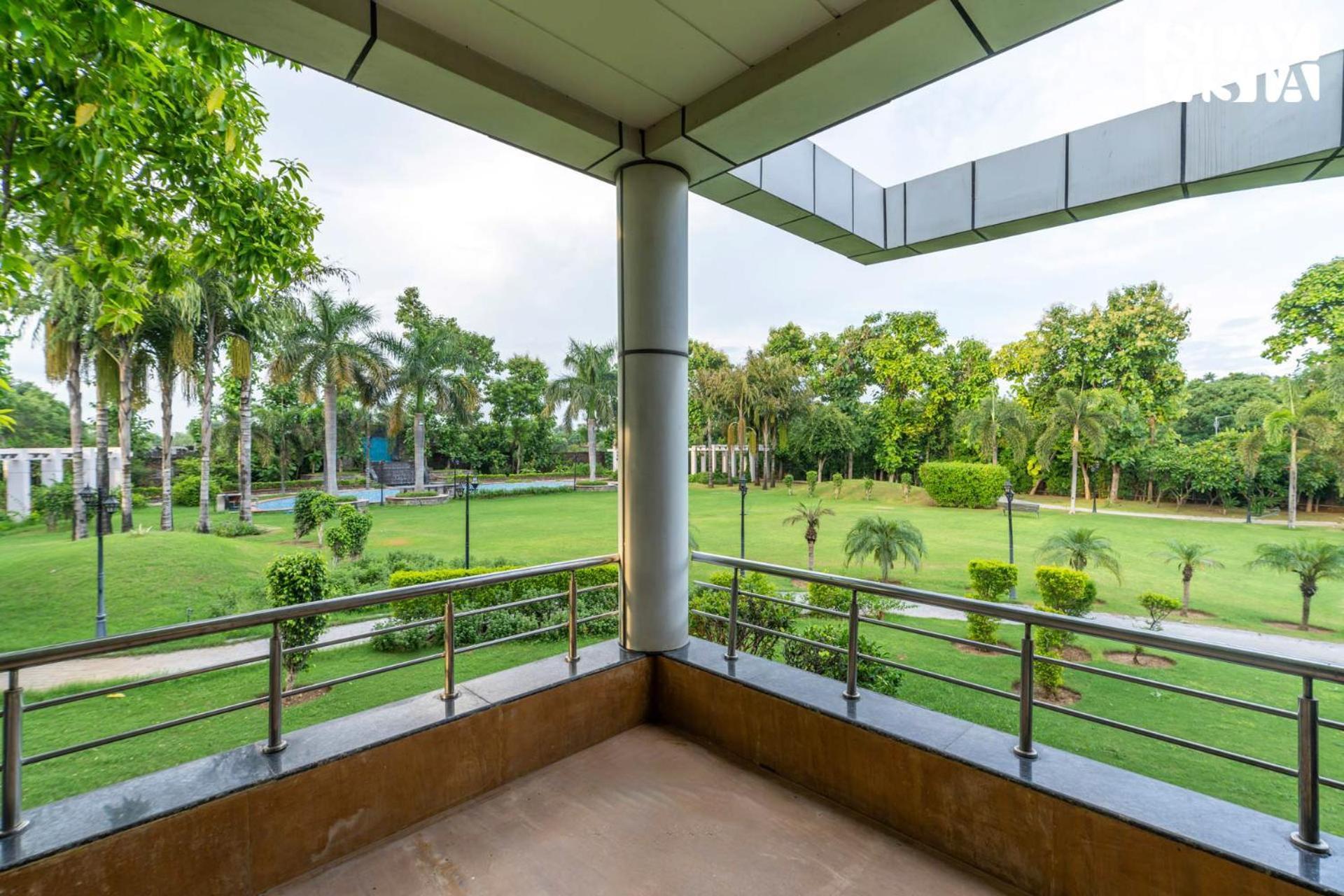 Stayvista At Wandering Vines Indoor Pool 4Bhk Luxury Villa In Delhi Sohna Exterior photo