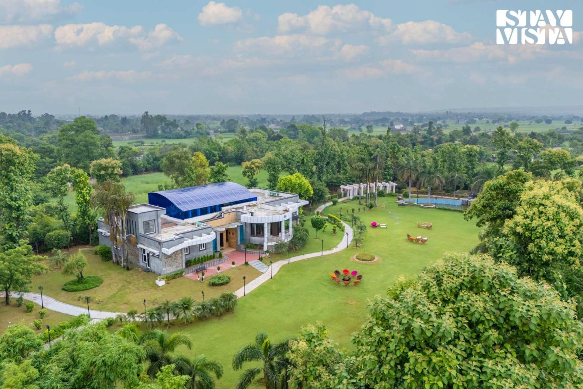 Stayvista At Wandering Vines Indoor Pool 4Bhk Luxury Villa In Delhi Sohna Exterior photo